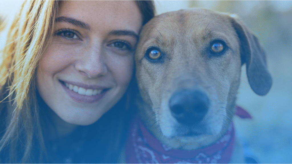 Hund erbricht und schläft viel– Hundebesitzerin beobachtet ihren Hund aufmerksam nach gesundheitlichen Beschwerden